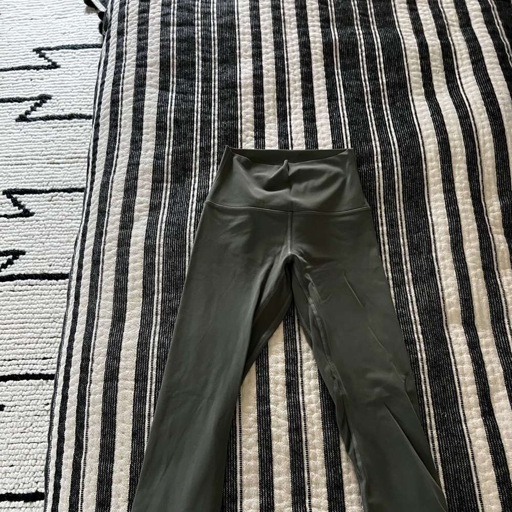 Capri lululemon yoga pants